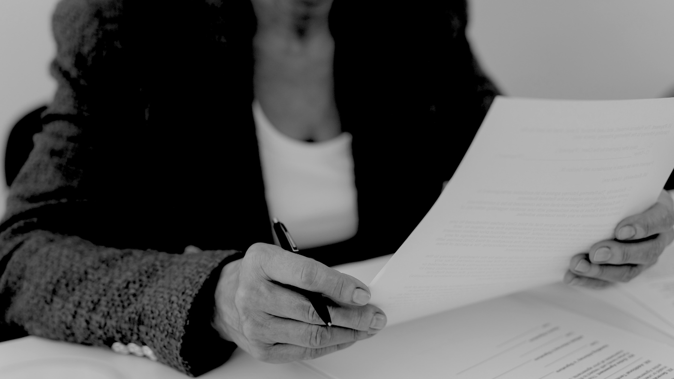 Signing an auction contract of sale